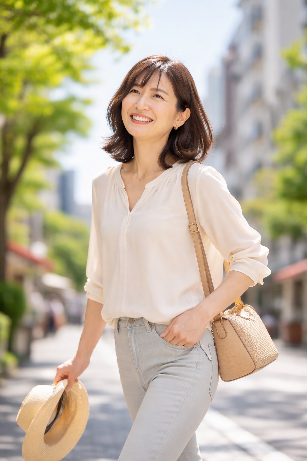 笑顔で過ごせる毎日へ 笑顔で外出を楽しむ女性のイメージ写真